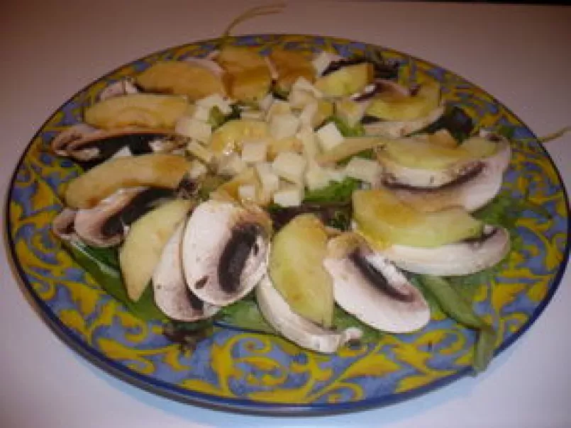 Salade d'automne vitaminée : pommes, champignons, comté et sa vinaigrette noisette, photo 1