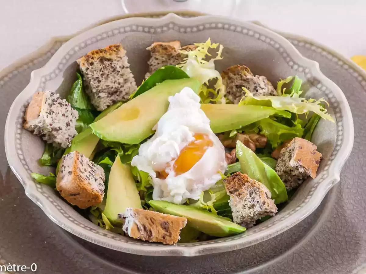 Salade d'avocat aux noix et oeuf poché
