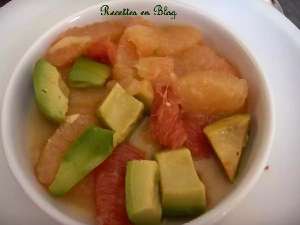 SALADE D'AVOCATS ET DE PAMPLEMOUSSES