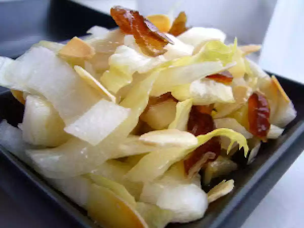 Salade d'endive aux dattes et aux amandes gillées