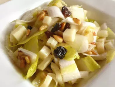 Salade d'endives aux pignons, raisins secs, Ossau Iraty & miel