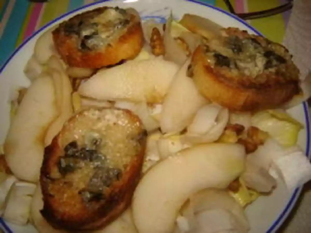Salade d'endives, noix, poire et roquefort