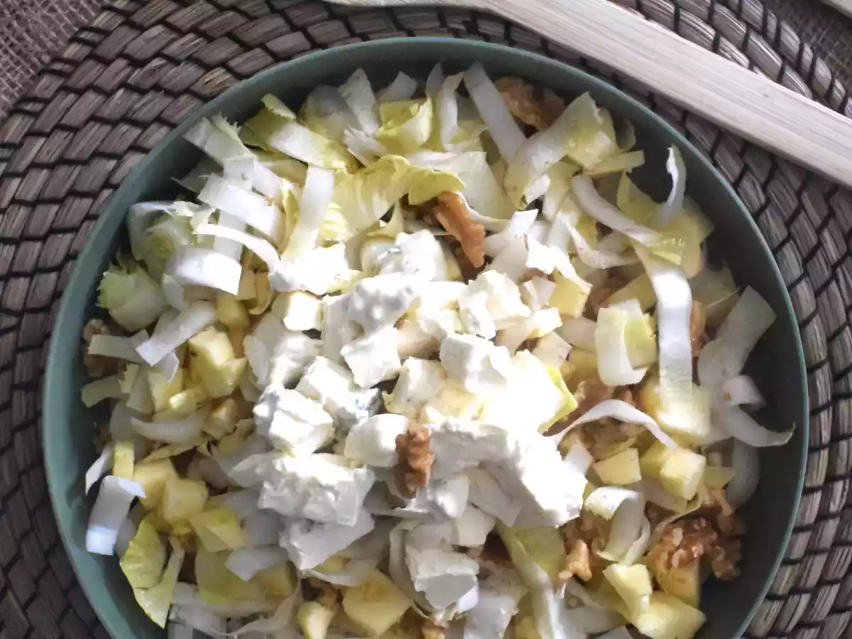 Salade d'endives pommes noix et mughetto
