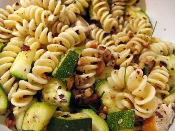 Salade d'été ou l'alliance des pâtes avec les courgettes.