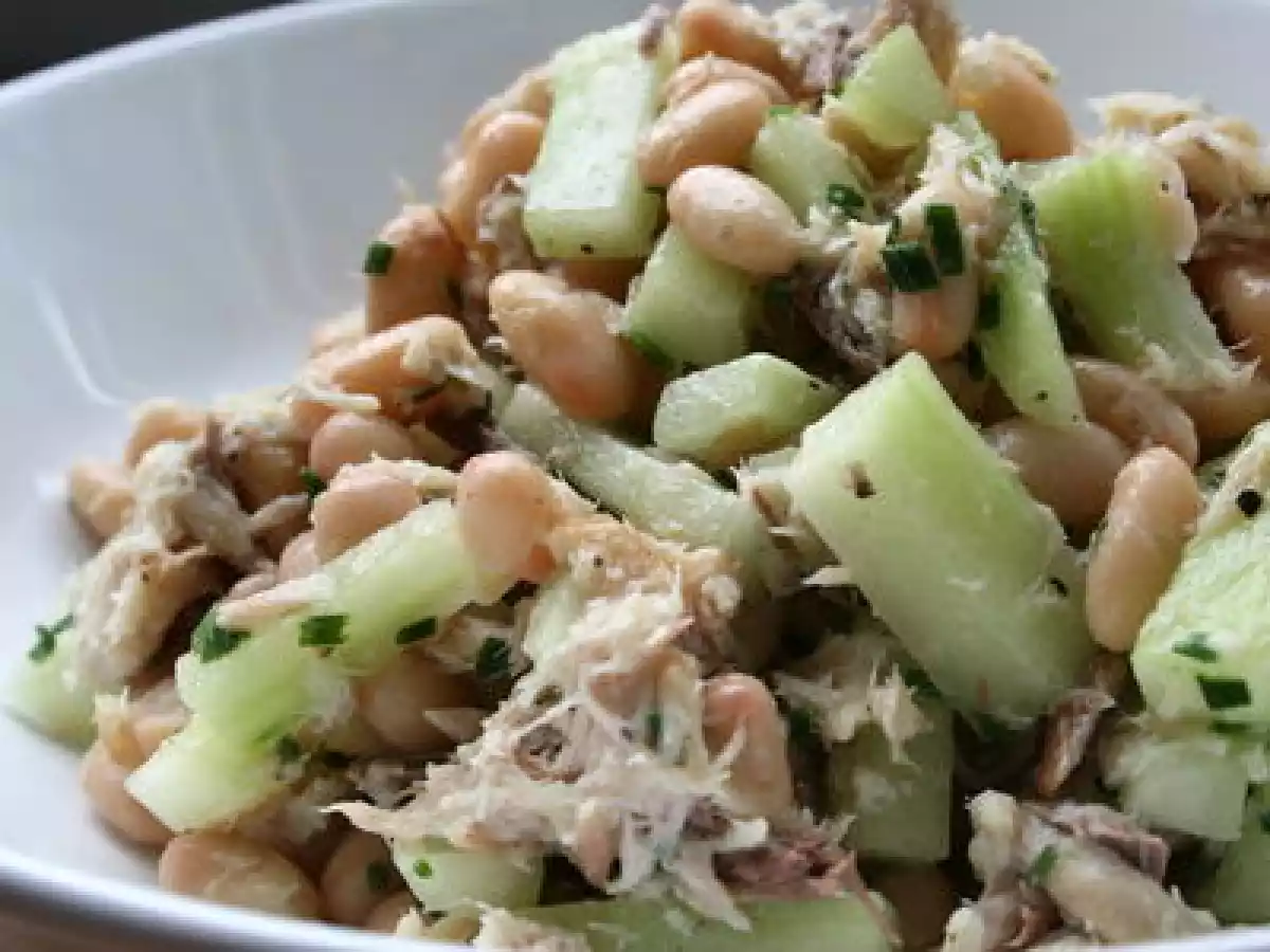 Salade d'haricots blancs, aux filets de maquereaux fumés et au concombre