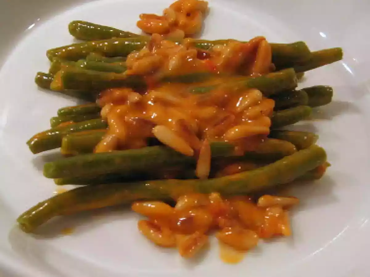 Salade d'haricots verts avec une mayonnaise de tomate