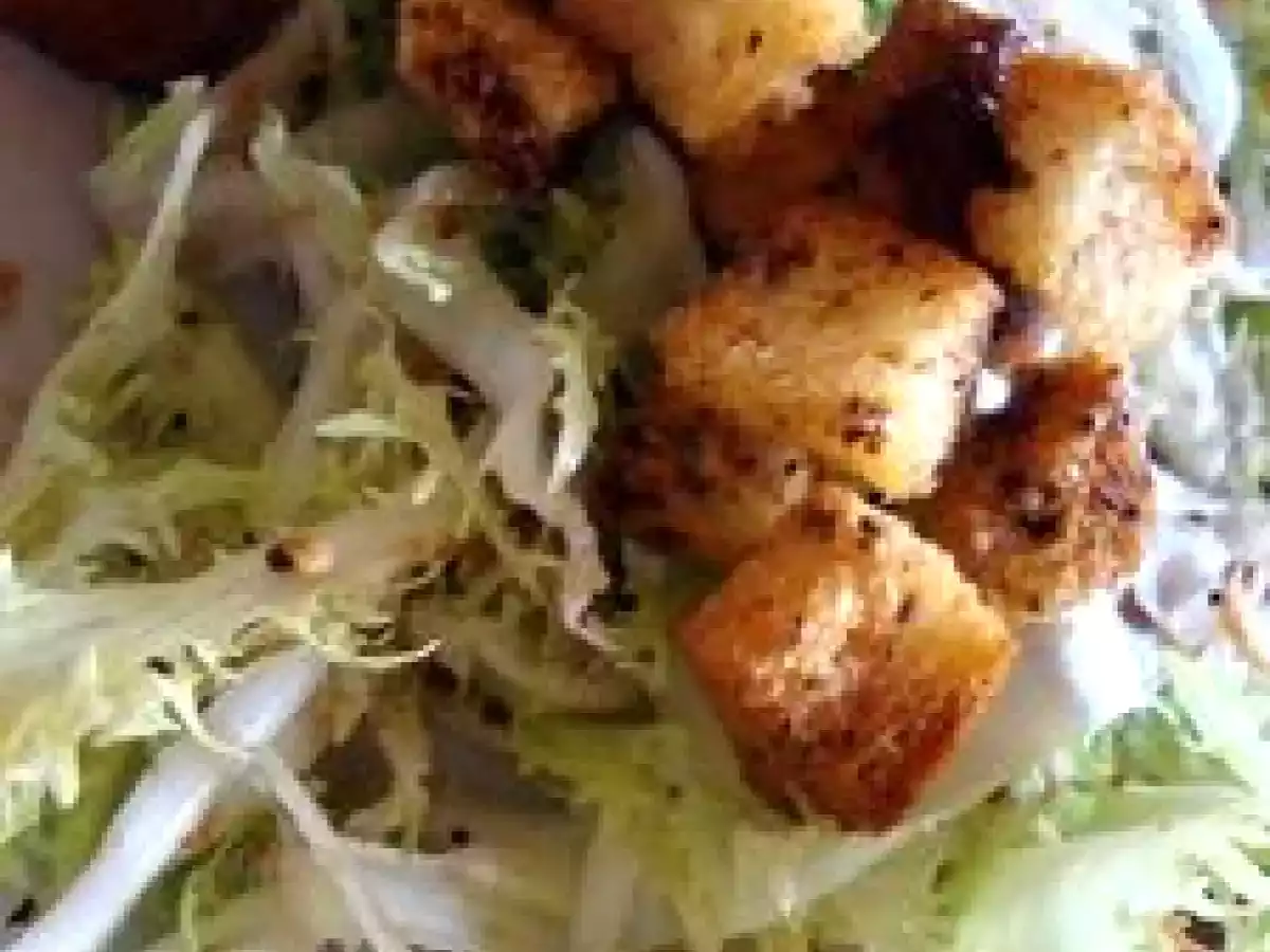 Salade d'hiver, croutons à l'ail maison.
