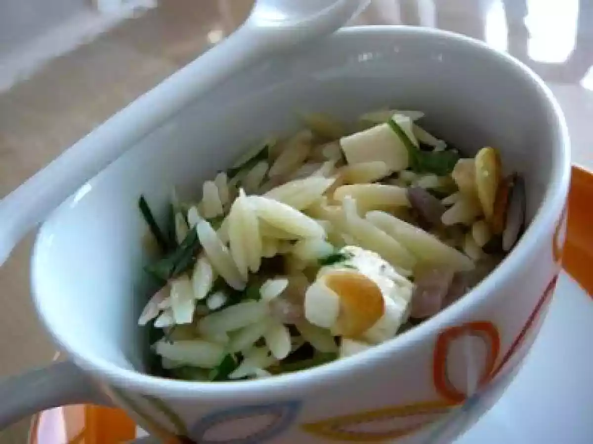 Salade d'orzo au feta et aux noix de pins
