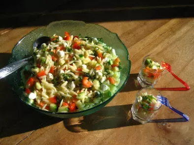 Salade d'orzo, bocconcinis et concombre servie en verrines
