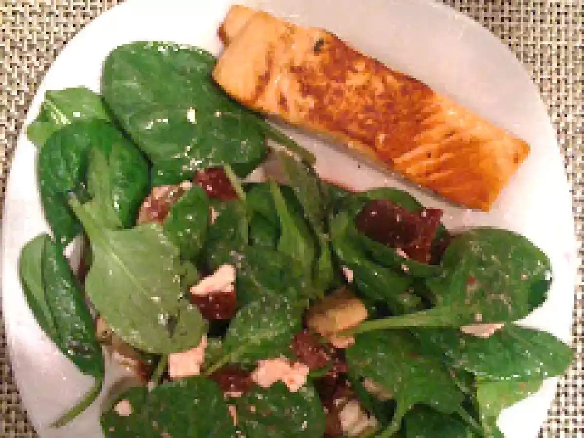 Salade de betteraves et feta avec son saumon grillé