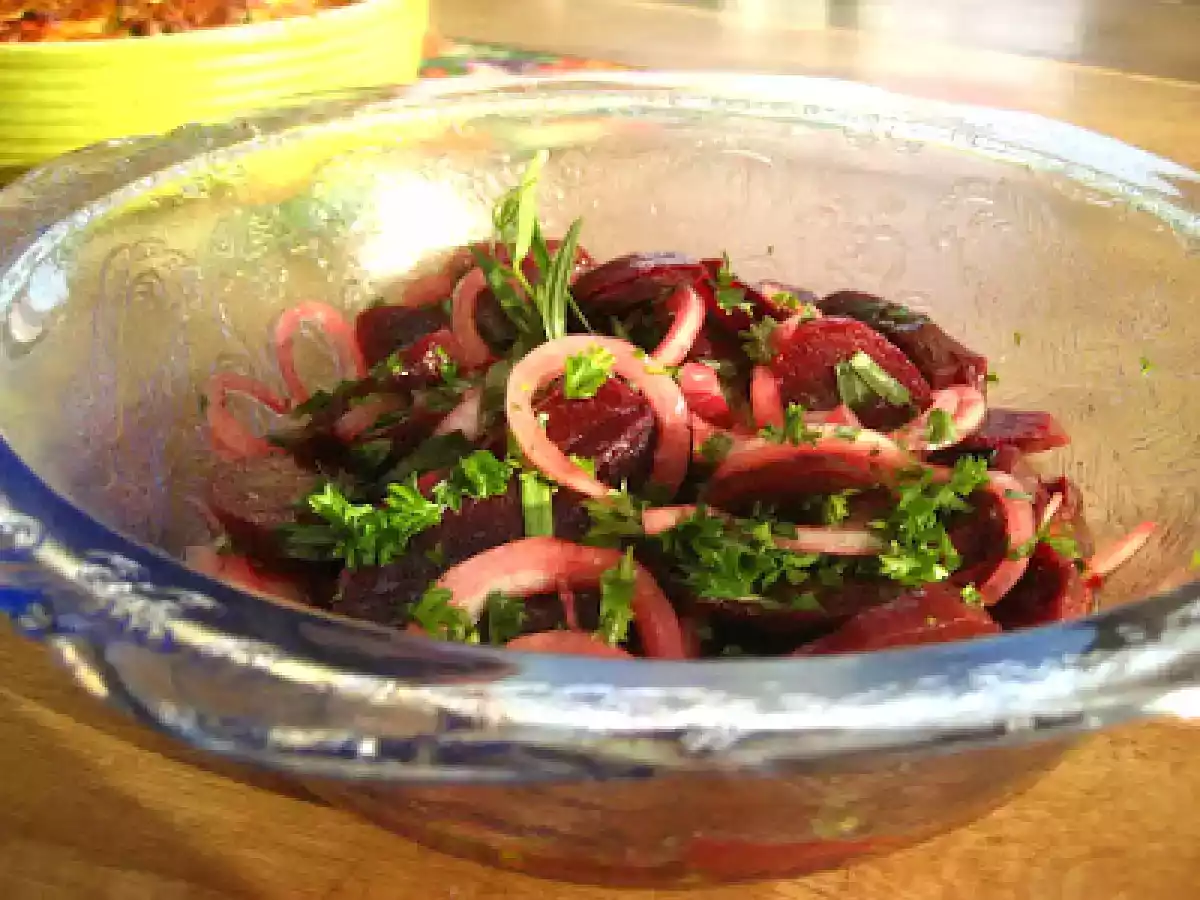 Salade de betteraves fraîches marinées à l'oignon
