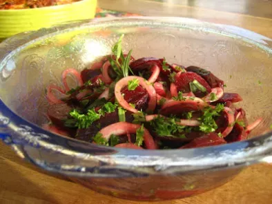 Salade de betteraves fraîches marinées à l'oignon