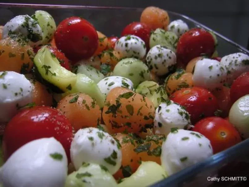 Salade de billes de concombre, tomates cerises, courgettes au curry, melon et mozzarella