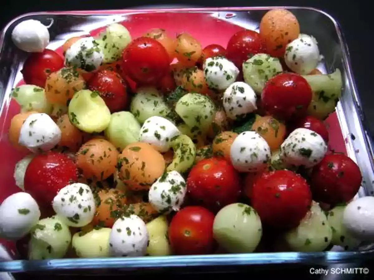 Salade de billes de concombre, tomates cerises, courgettes au curry, melon et mozzarella - photo 2