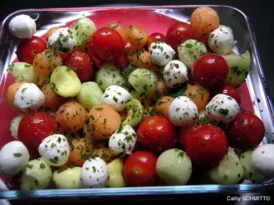 Salade de billes de concombre, tomates cerises, courgettes au curry, melon et mozzarella - photo 2