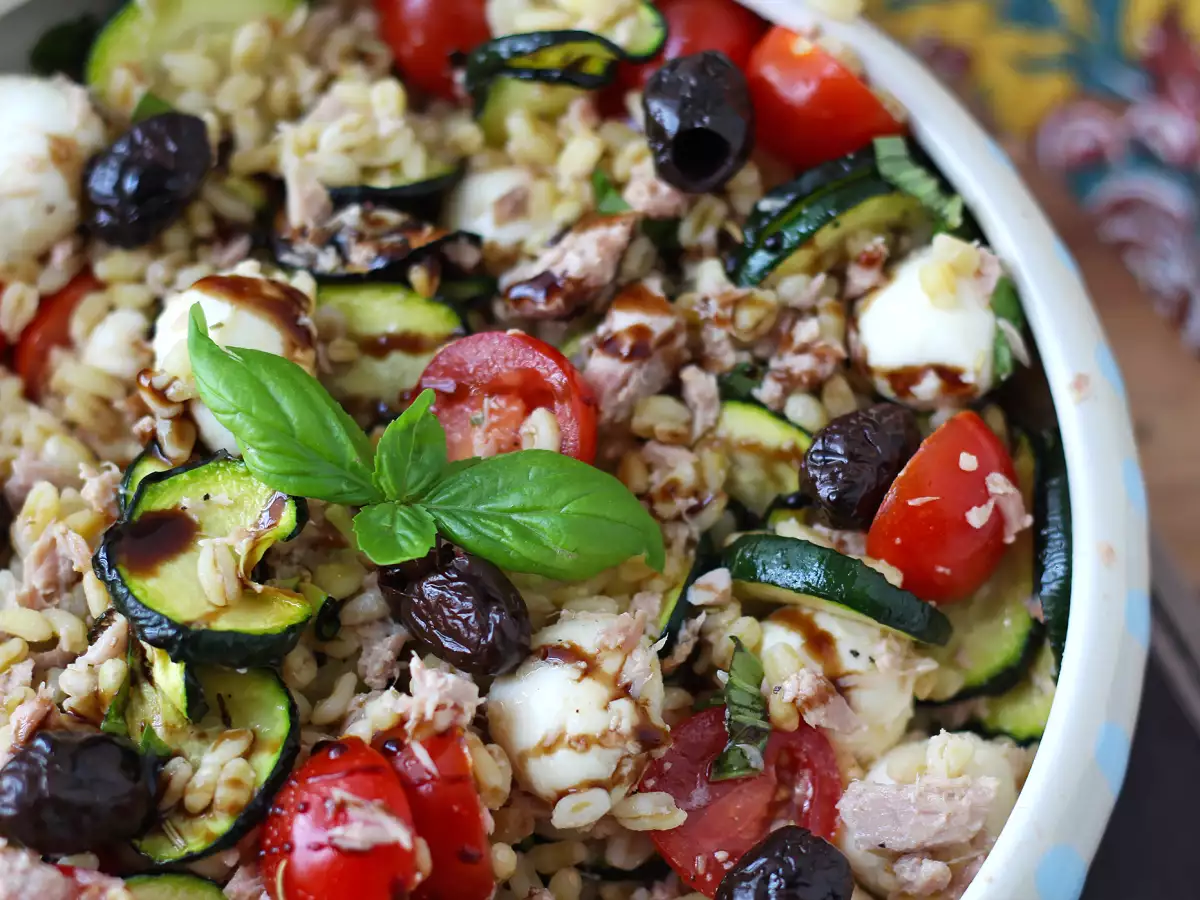 Salade de blé au thon et mozzarella : fraîche, complète et parfaite pour l’été