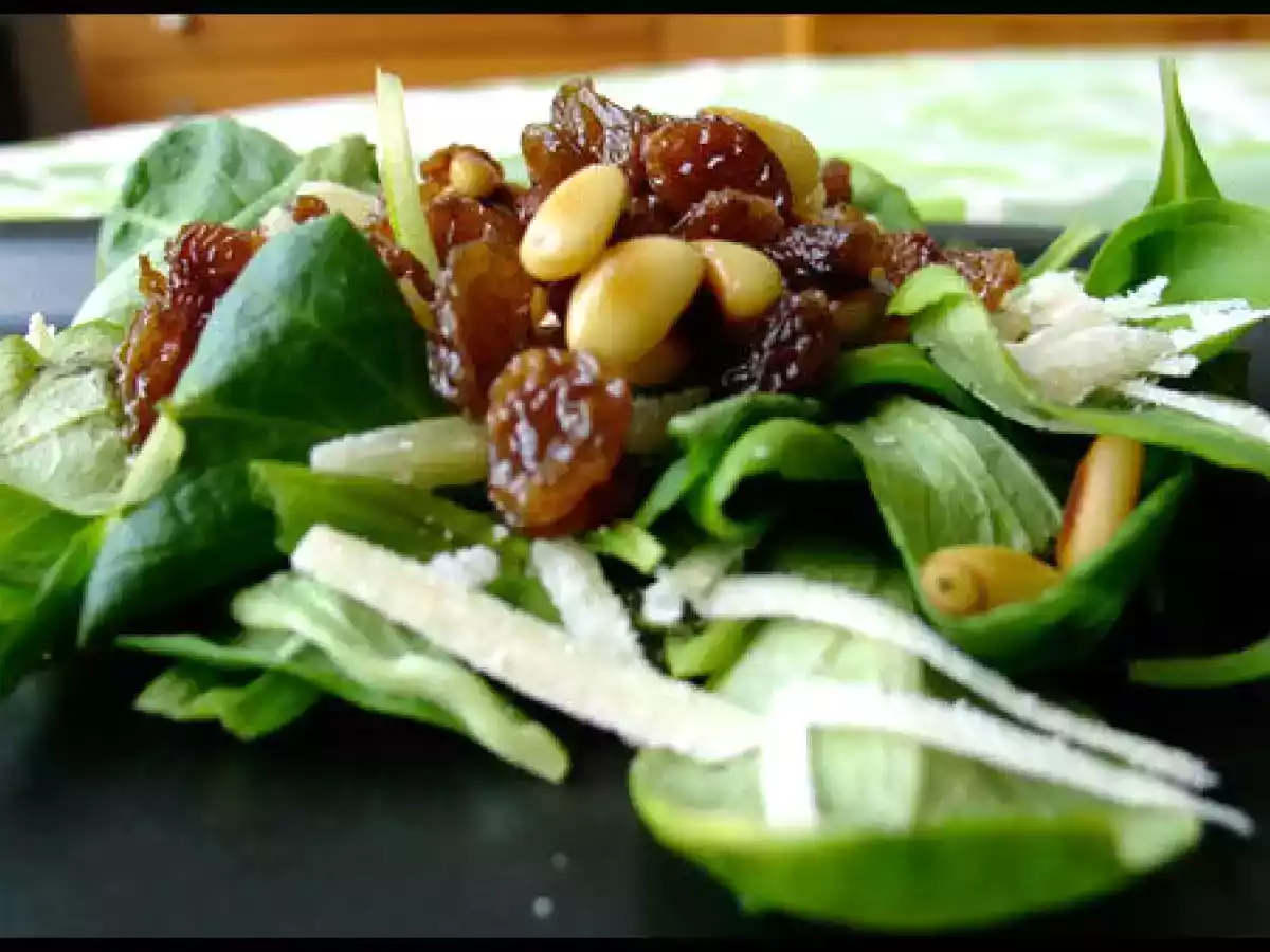 Salade de blé aux pignons et aux raisins