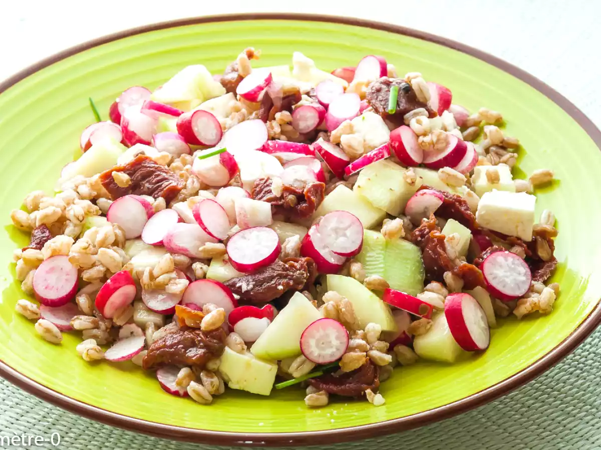Salade de blé aux radis, tomates confites, concombre et fêta