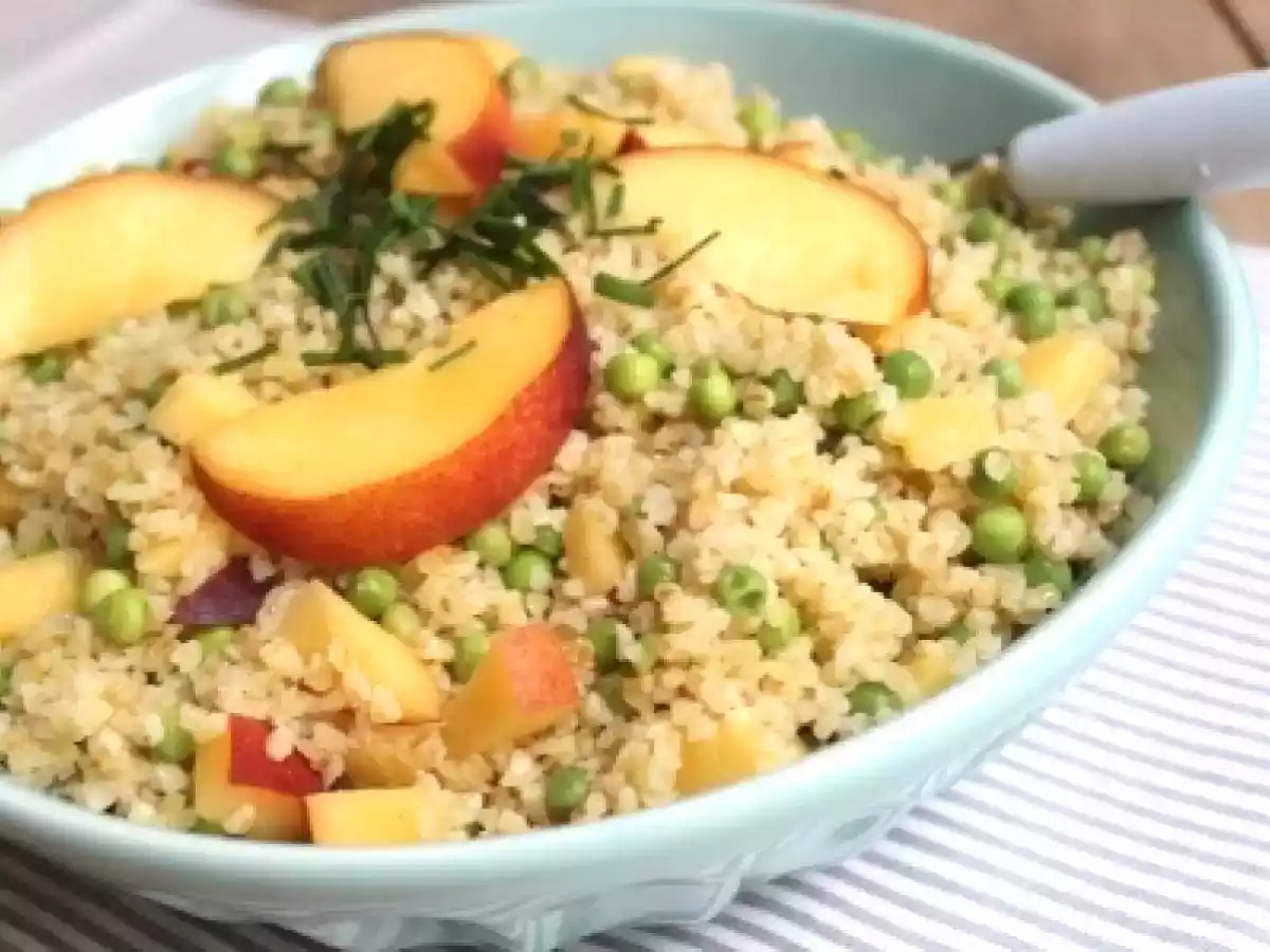 Salade de boulgour, petits pois et pêches