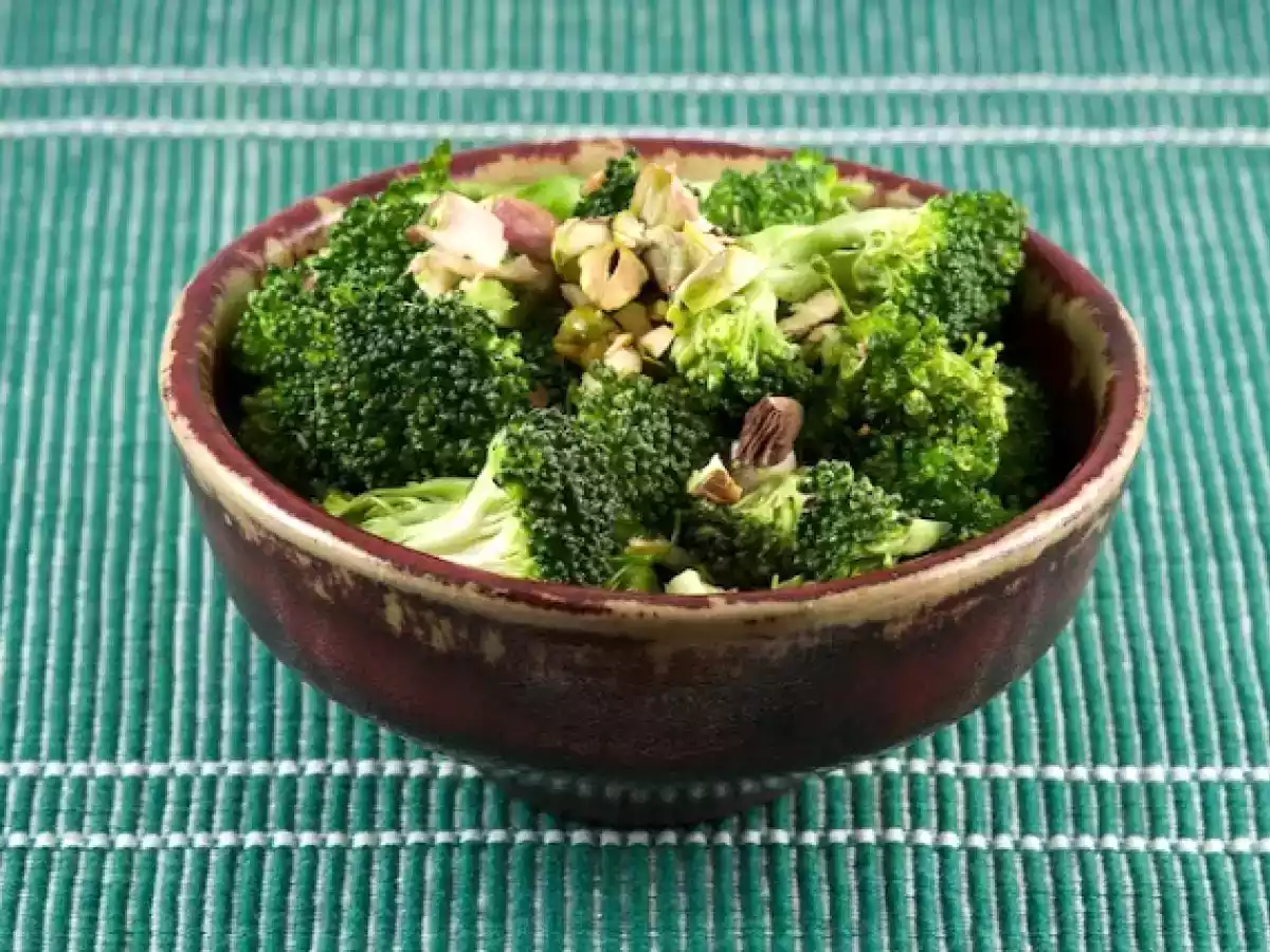 Salade de brocoli cru, parfum boisé