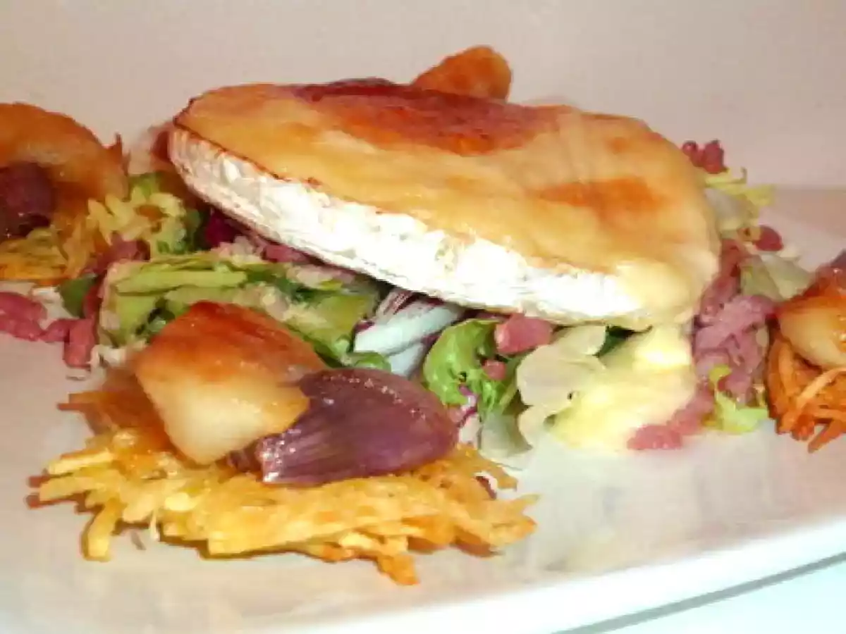 Salade de camembert rôti, échalotes & pommes poêlées