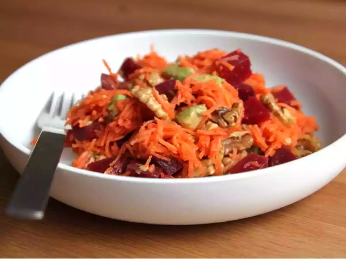 Salade de carottes râpées aux betteraves, avocat et noix