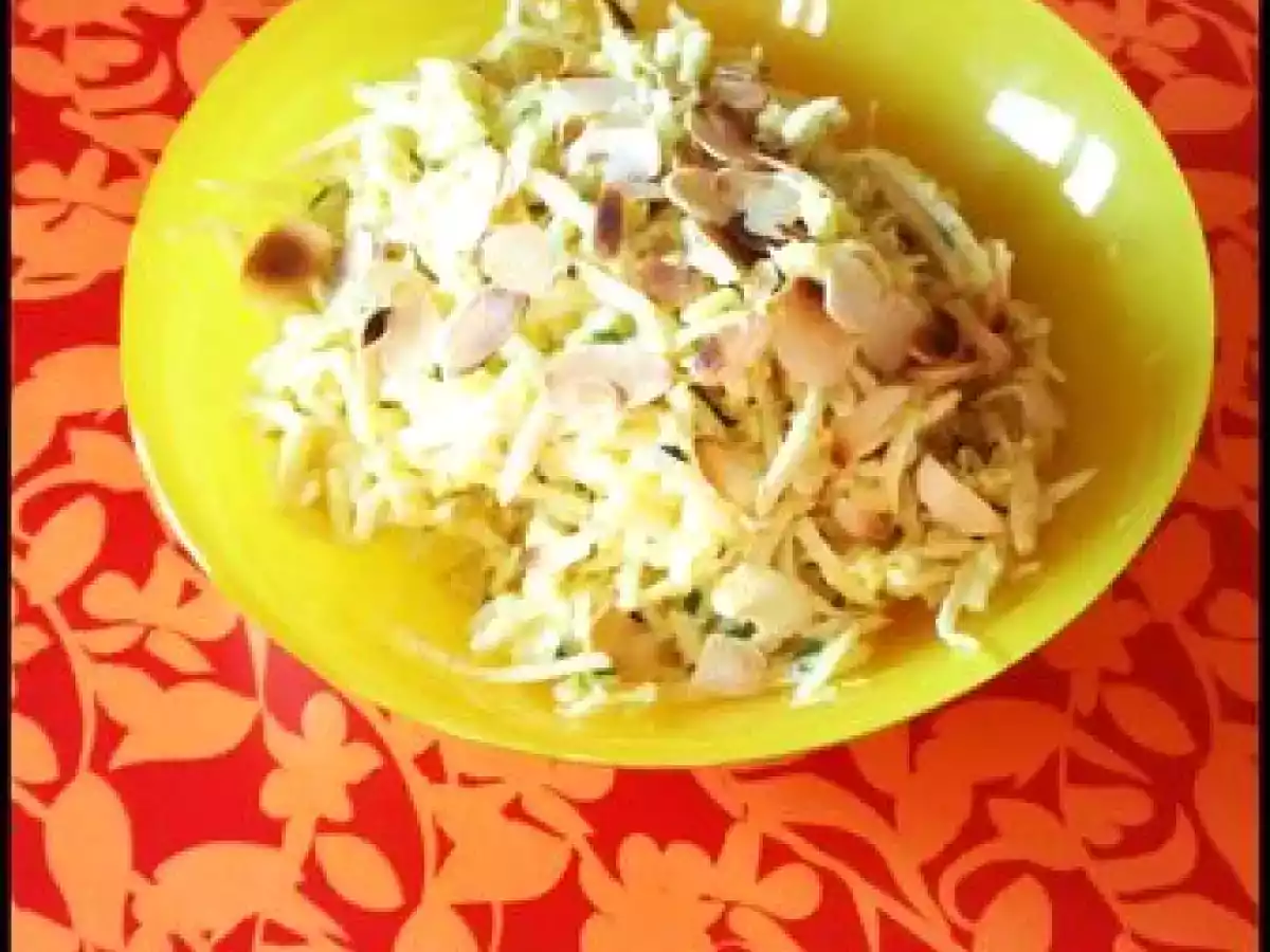 Salade de céleri rave et pommes aux amandes grillées