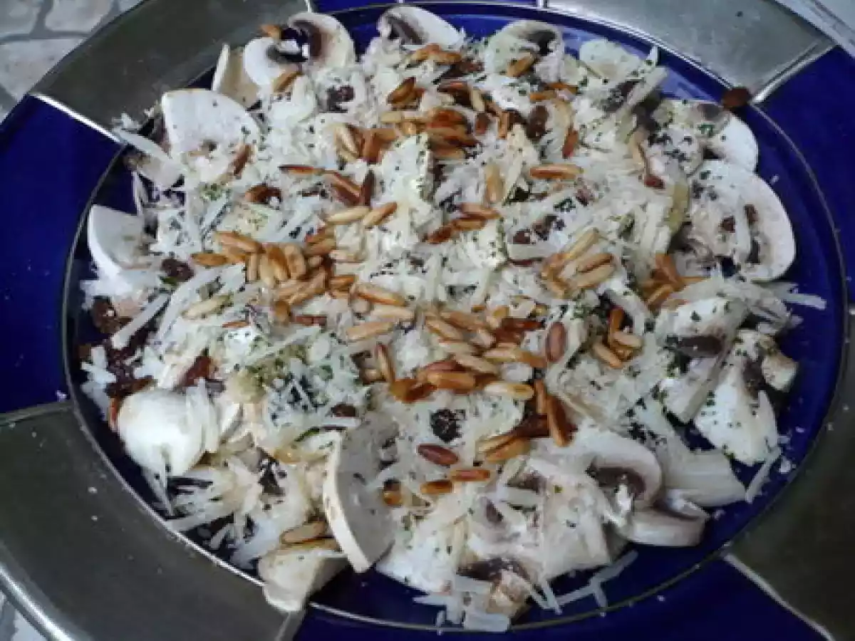 Salade de champignons de Paris, raisins et parmesan (recette « light »)