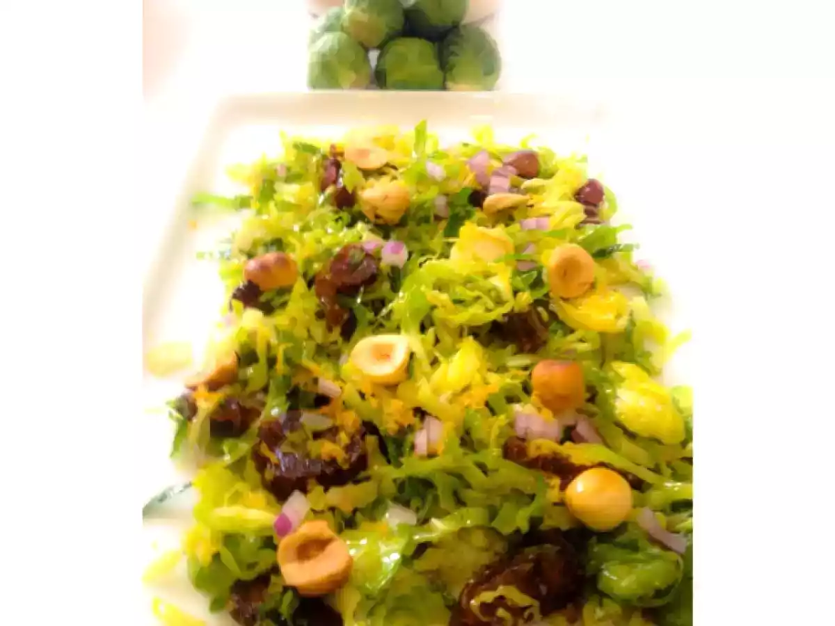Salade de chou de Bruxelles crus aux noisettes et dattes