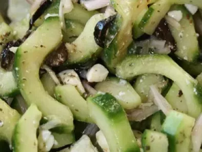 Salade de concombre à la feta et aux olives