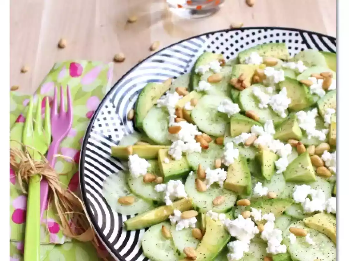 Salade de concombre, avocat, chèvre frais et pignons {Végé}