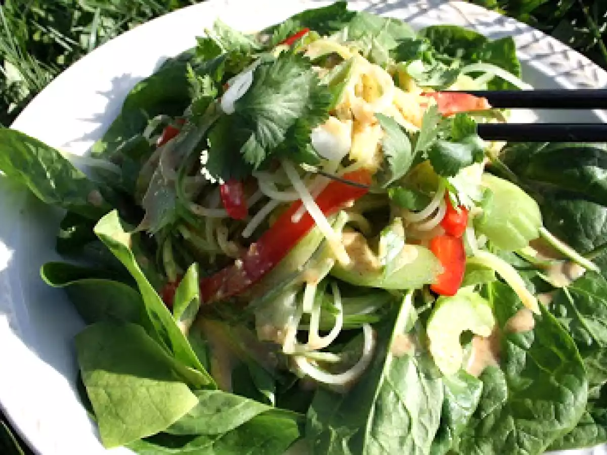 Salade de concombre et mangue, sauce aux amandes