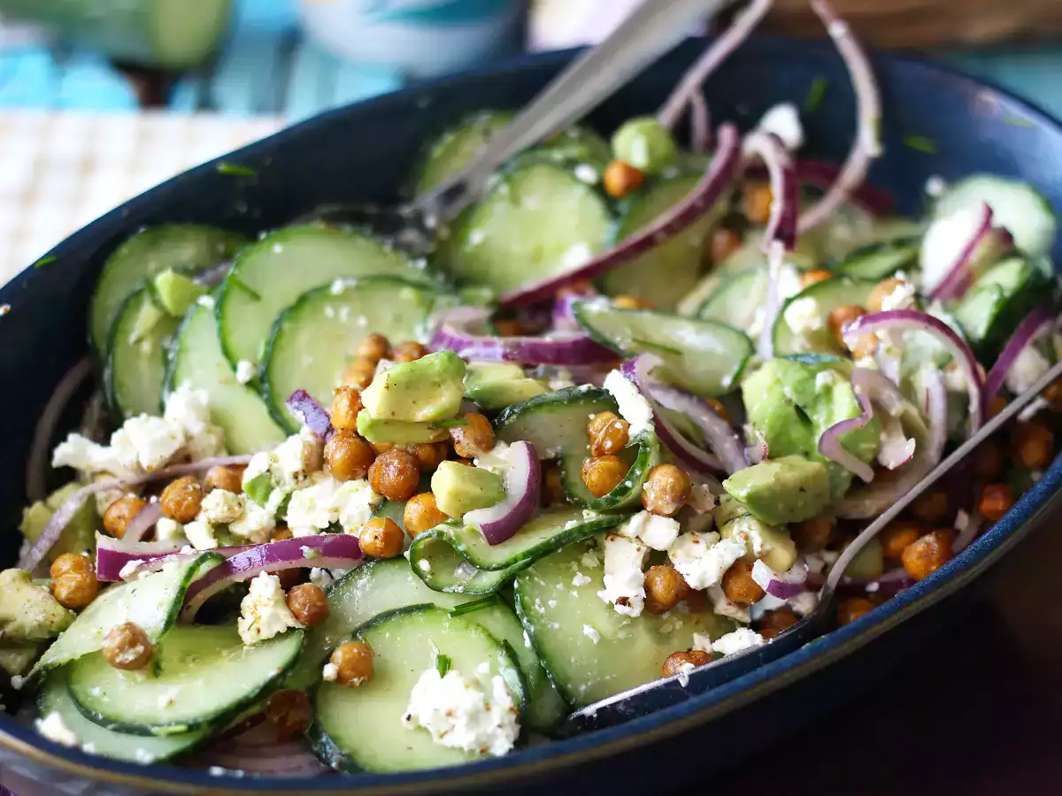 Salade de concombre, pois chiches rôtis, avocat et feta - photo 2