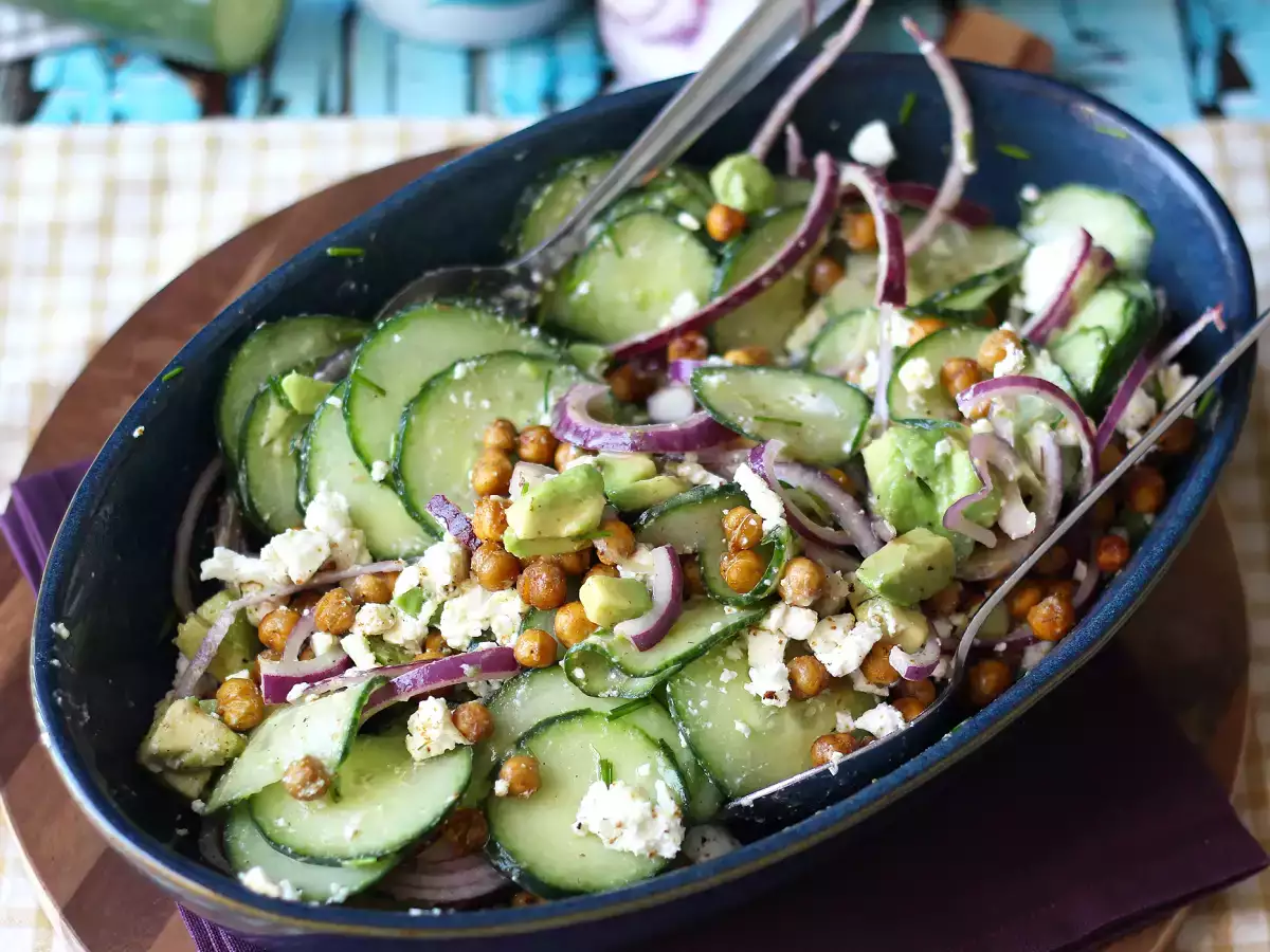 Salade de concombre, pois chiches rôtis, avocat et feta - photo 4