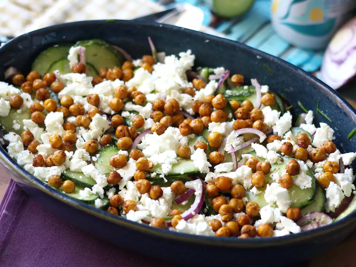Salade de concombre, pois chiches rôtis, avocat et feta - photo 5