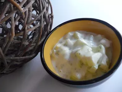 Salade de concombre, sauce au yaourt et à l'estragon