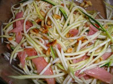 Salade de courgettes au bacon et pignons de pin