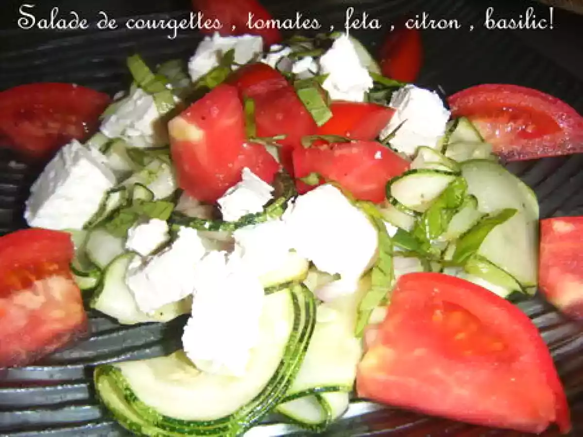Salade de courgettes, basilic, citron, feta et tomates .