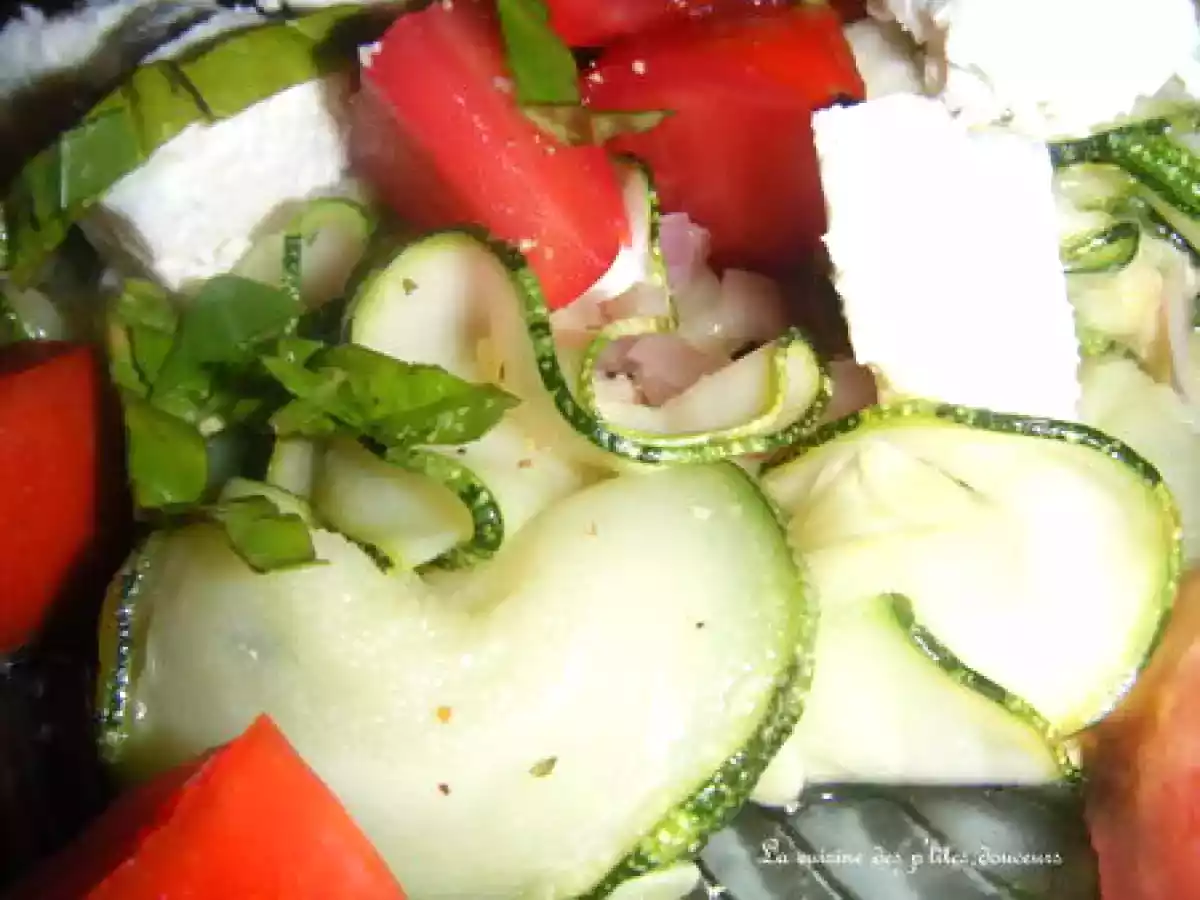 Salade de courgettes, basilic, citron, feta et tomates . - photo 3