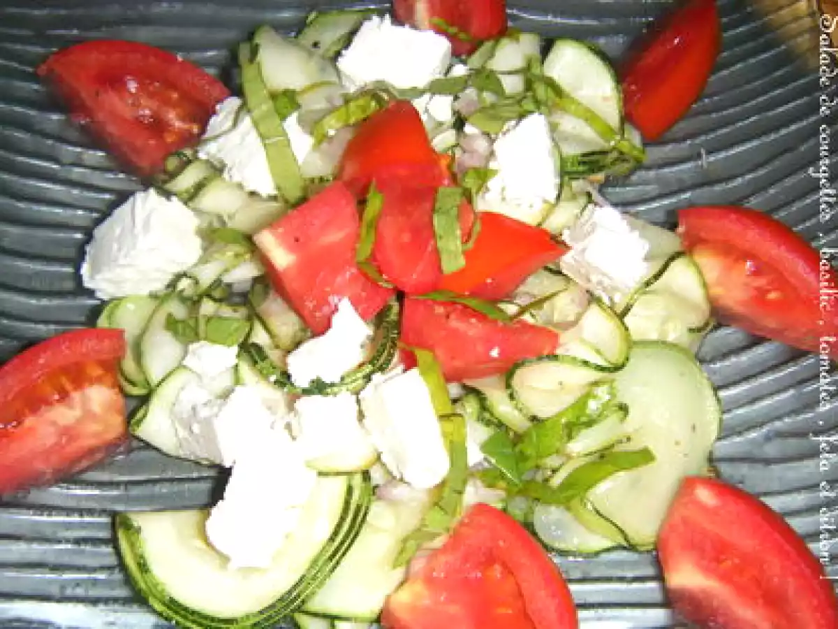 Salade de courgettes, basilic, citron, feta et tomates . - photo 4