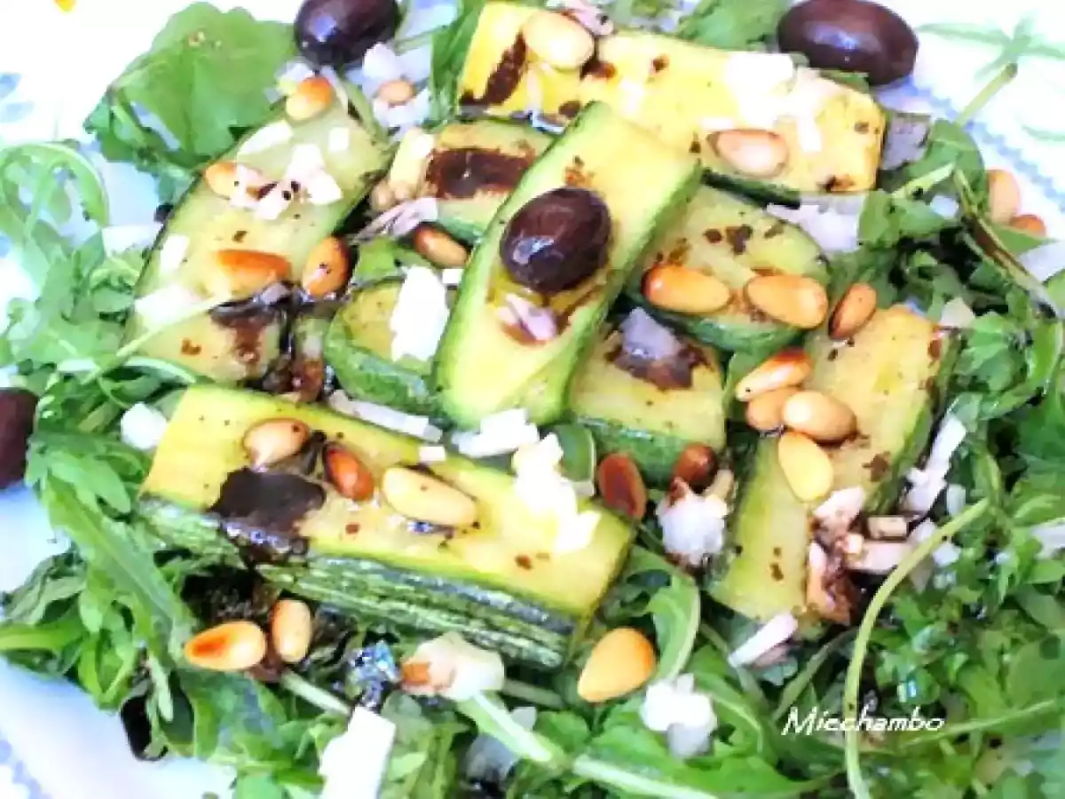 SALADE DE COURGETTES ET ROQUETTE, VINAIGRETTE BALSAMIQUE