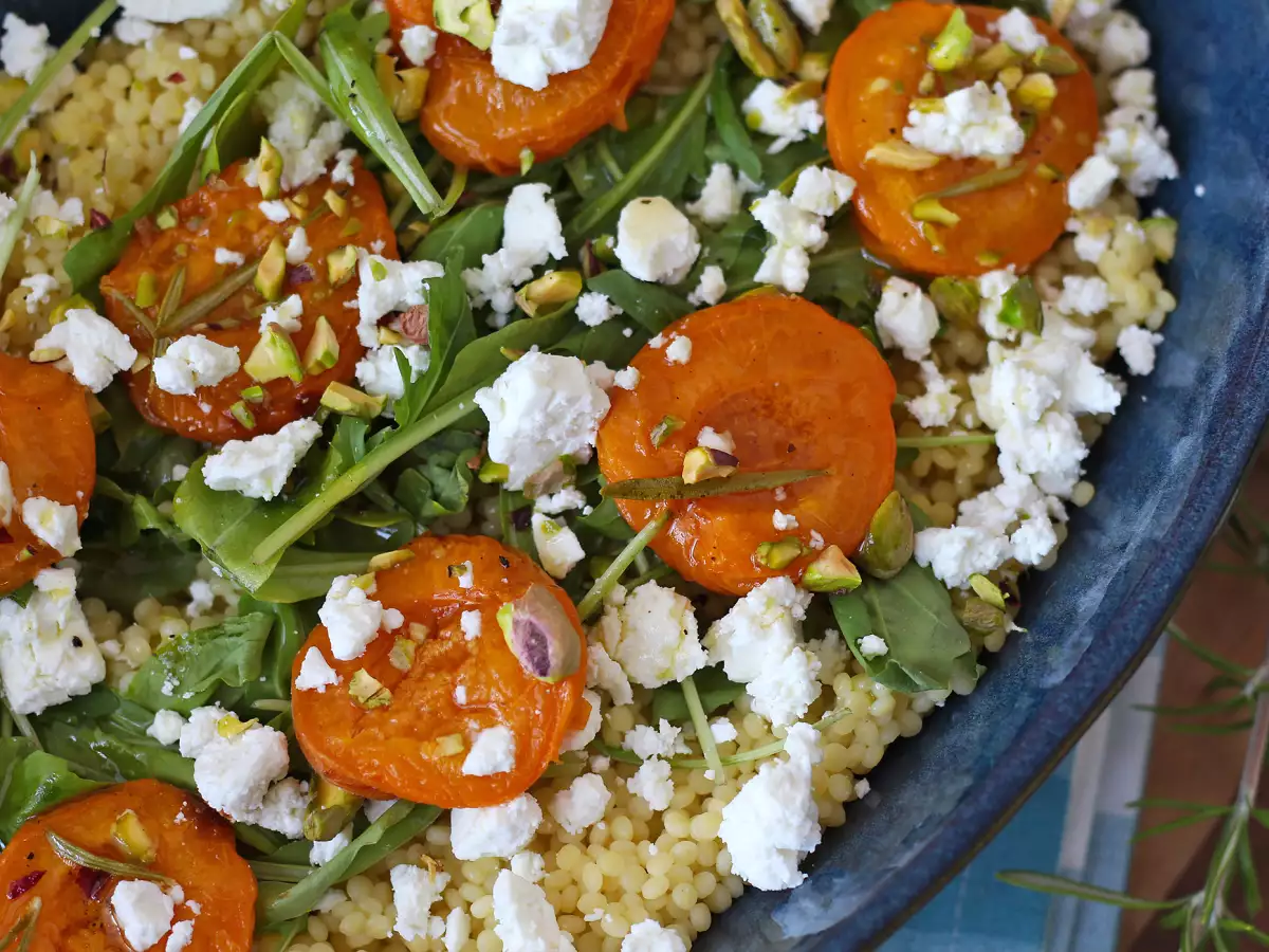 Salade de couscous perlé, abricots rôtis, feta et roquette - photo 4