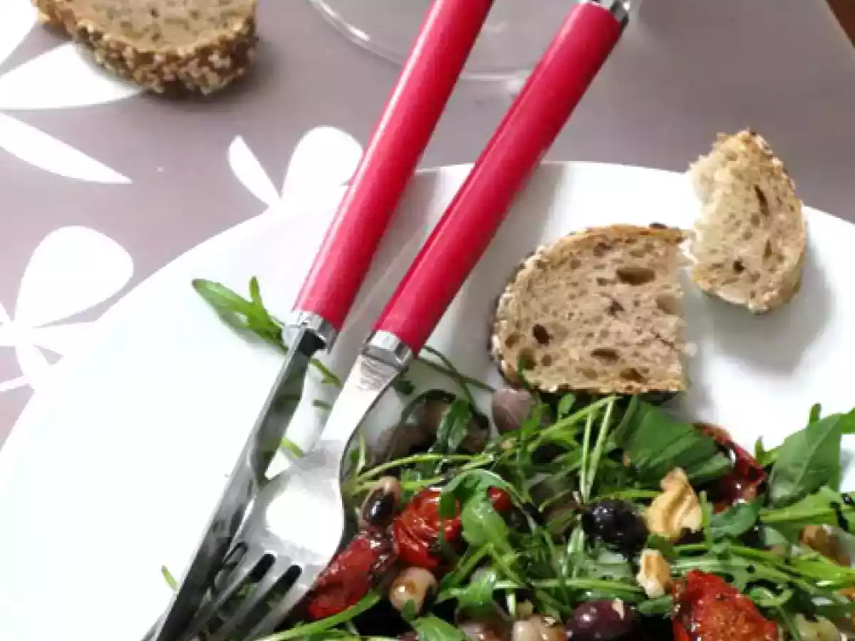 Salade de deux haricots, tomates confites, roquette et noix