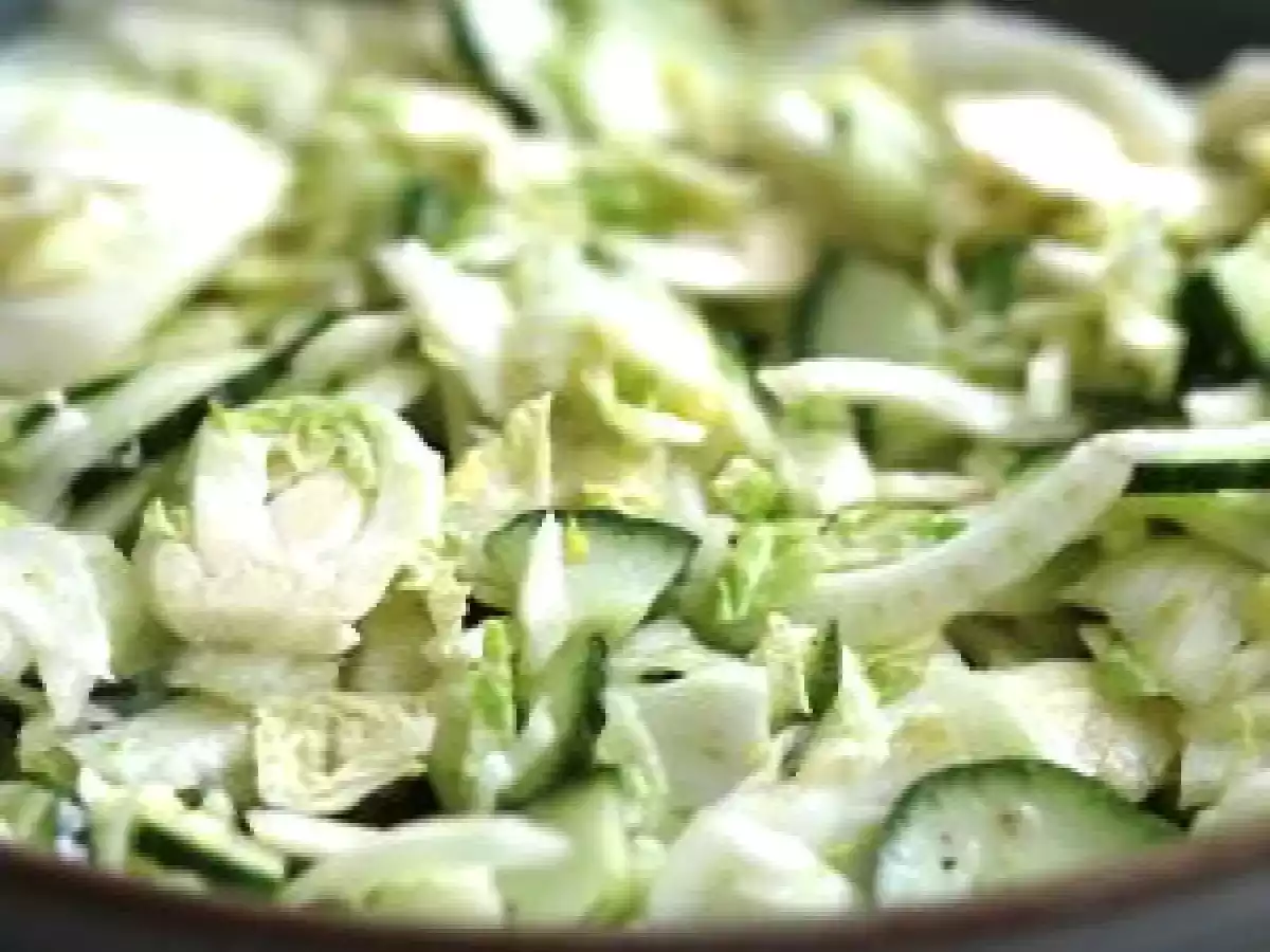 Salade de fenouil, concombre et choux de Bruxelles