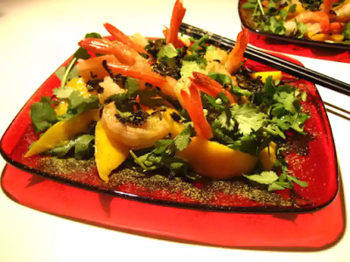 Salade de feuilles de thé aux mangues et crevettes et assaisonnée