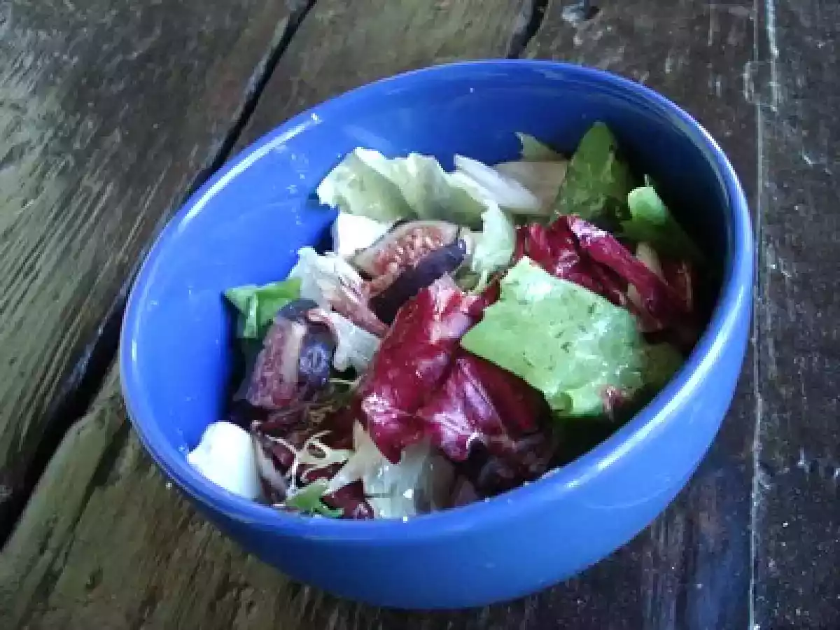 Salade de figues, feta et noix et sa vinaigrette au miel