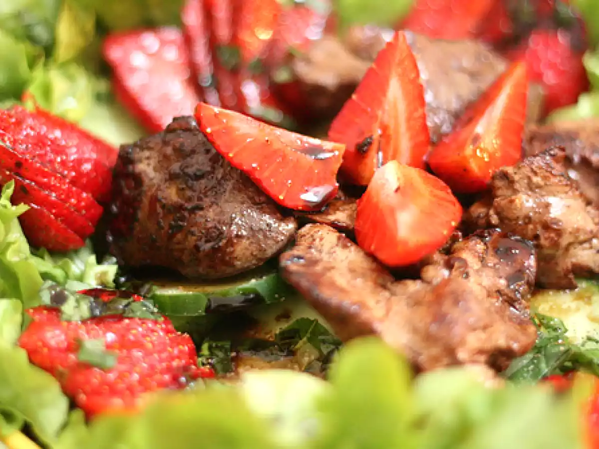 Salade de foies de volaille aux fraises & réduction de vinaigre balsamique