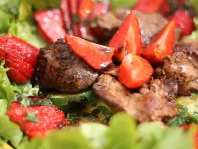 Salade de foies de volaille aux fraises & réduction de vinaigre balsamique