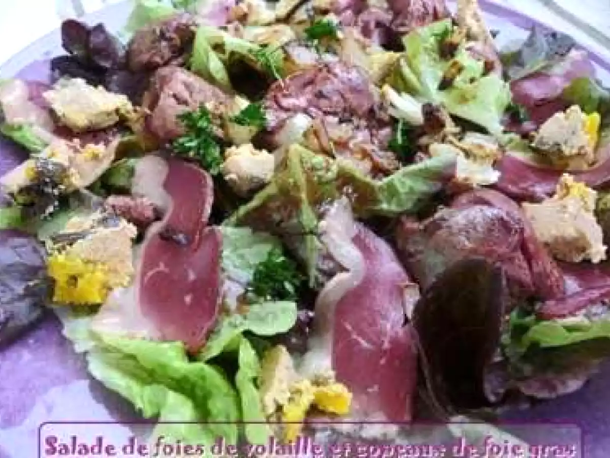 Salade de foies de volaille et copeaux de foie gras