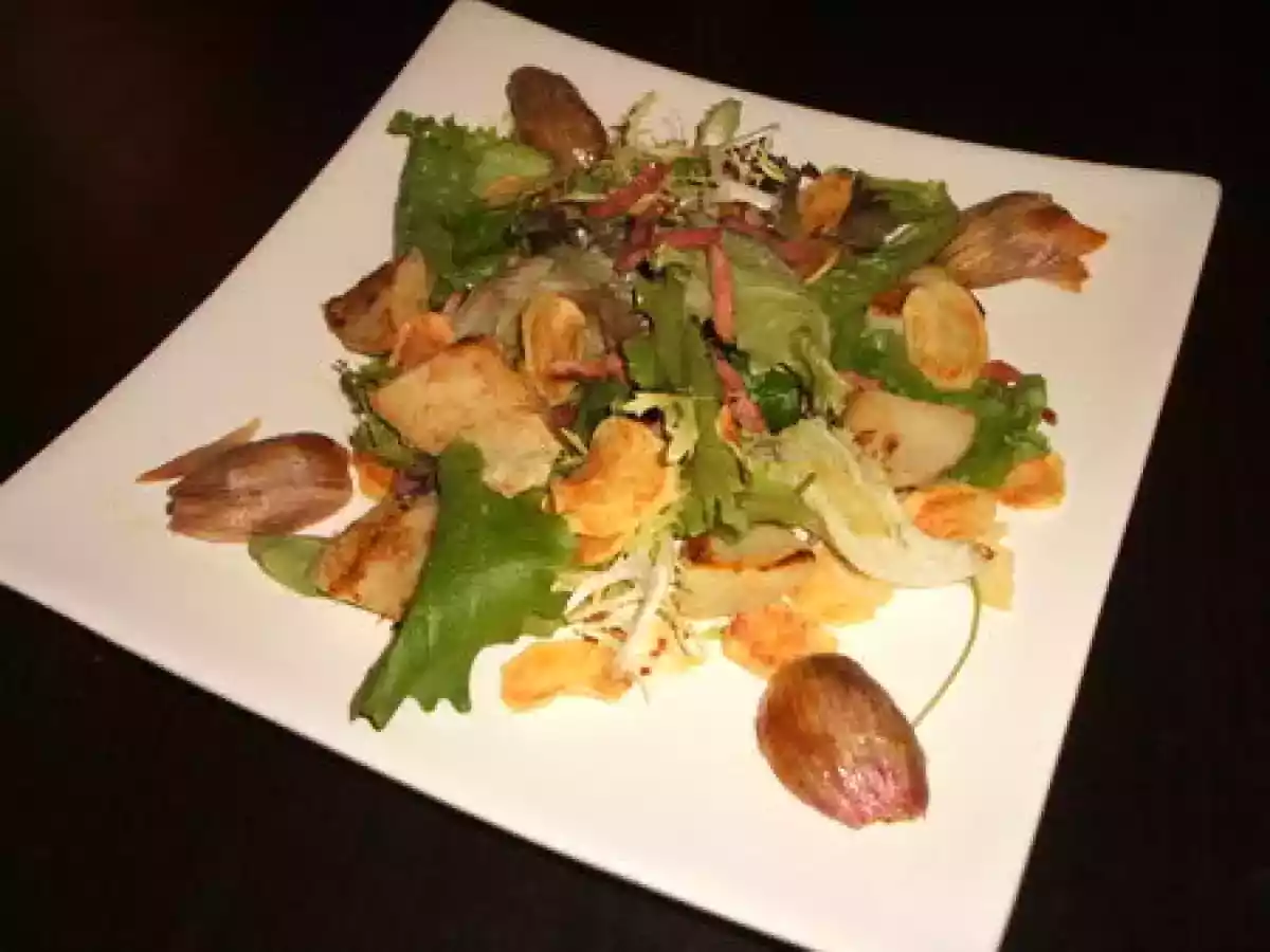 Salade de fond d'artichaut aux lardons, échalotes confites et chips de pommes de terre